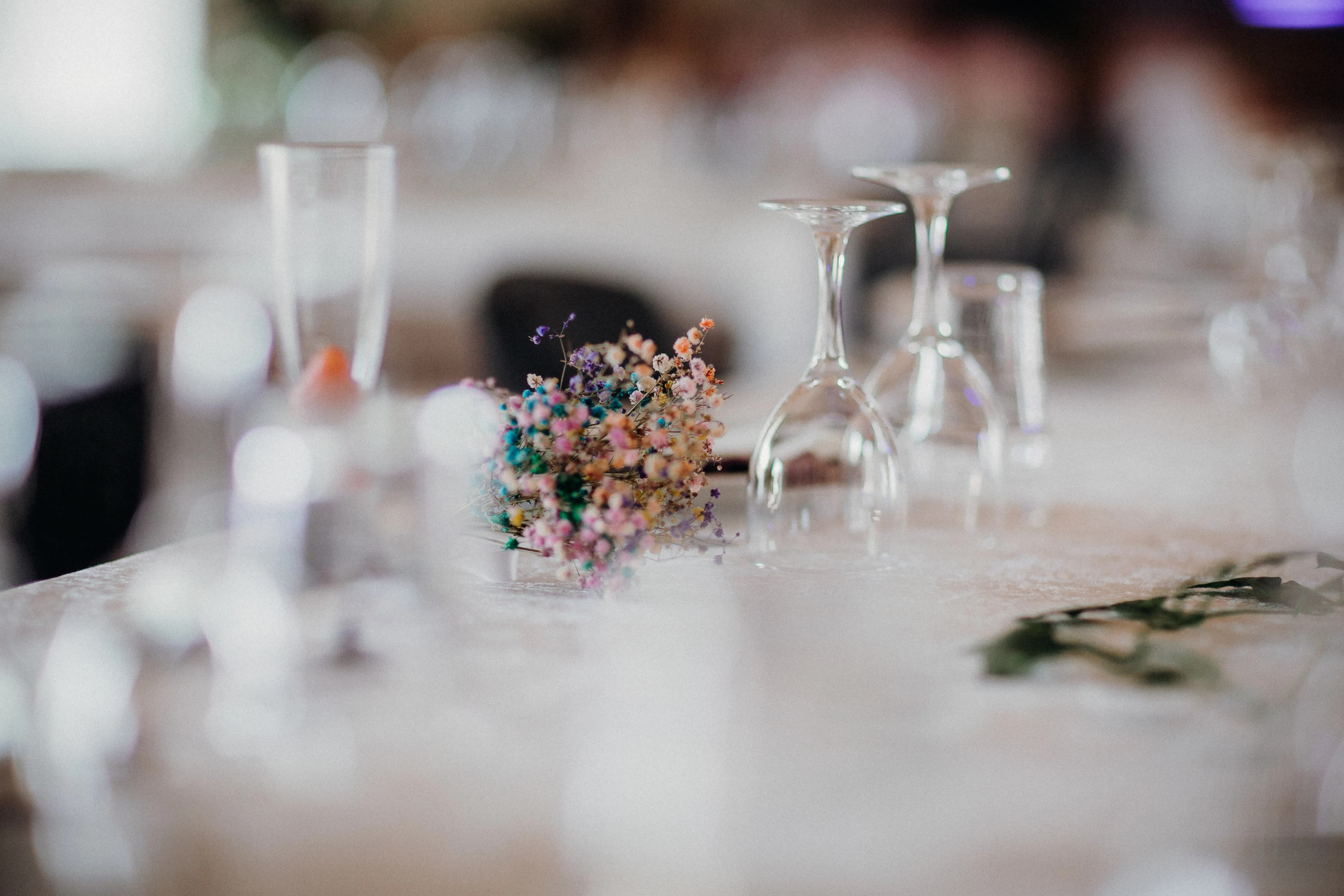 Table dressée en plein air avec bouquets et verres